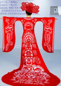 Robe en polyester Haute Couture Jianyunchang |   Design de Qipao chinois rouge |   Motif floral du patrimoine culturel immatériel chinois | - Product Image 3