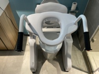 Équipement de sécurité pour salle de bain : Siège de toilette électrique inclinable et releveur de commode