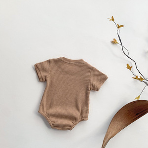 Vêtements pour bébés en gros sous marque privée, barboteuses neutres de couleur unie naturelle, combinaisons d'été à manches courtes pour bébés garçons - Product Image 5