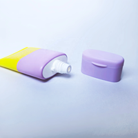 Tube en plastique plat vert en bioplastique de canne à sucre PE avec logo personnalisé et bouchon à clapet mat pour les soins de la peau et les cosmétiques, capacité de 30 ml à 180 ml