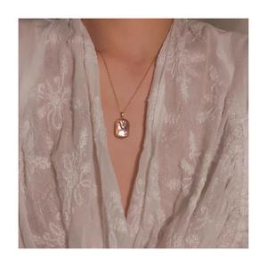 Collar de Perlas Arrugadas Naturales con Cadena de Clavícula Cuadrada de Estilo Barroco Simple Retro Francés para Mujer en Rosa Metálico y Morado - Product Image 3