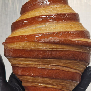 Croissants ronds suprêmes feuilletés <span class=keywords><strong>au</strong></span> <span class=keywords><strong>beurre</strong></span> français, surgelés, plats et virals 2026, pour la restauration en gros - Product Image 1