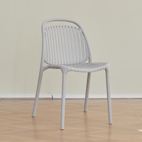 Chaises de salle à manger empilables en plastique populaires avec dossier ergonomique, design tendance idéal pour les repas en intérieur et la détente sur le balcon
