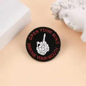 กะโหลกพังก์ให้นิ้วกลางด้วยตัวอักษรเปิดใจของคุณก่อนที่ปากของคุณเข็มกลัดโลหะเคลือบตลก - Product Image 2