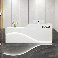 Bureau d'accueil en bois et marbre, design moderne et luxueux, style minimaliste, bande LED personnalisable aux lignes gracieuses