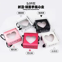 Boîte cadeau en papier kraft avec impression dorée, boîte carrée en forme de cœur ou de fleur faite à la main avec poignée pour l'emballage de bouquets de fleuristes