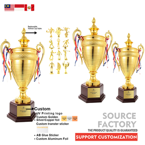 Trophée <span class=keywords><strong>de</strong></span> luxe en métal doré rayé avec base en bois, gravure laser personnalisée, récompense pour excellence sportive, vente en gros - Product Image 1