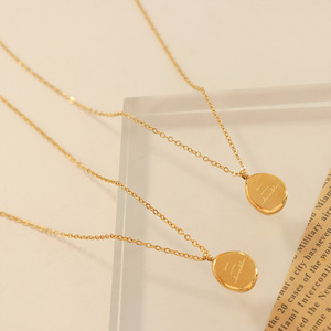 Collar con colgante de acero inoxidable estilo palaciego de moda vintage con letras ovaladas 18K chapado en oro joyerí<span class=keywords><strong>a</strong></span> collar de acero de titanio - Product Image 4