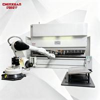 Station de travail robotisée automatique CNC contrôlée par PLC avec moteur de boîte de vitesses et bras robotique pour le pliage de tôles dans l'industrie automobile