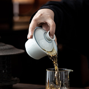 Tazza da Tè in Ceramica Cinese Stile Antico con Motivo Celadon a Forma di Ferro di Cavallo, Grande Ciotola per Tè con Coperchio in Confezione Regalo - Product Image 3