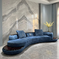 Ensemble de canapés Chesterfield incurvés de luxe léger italien, multi-personnes, pour salon de villa, en bois massif, avec table basse en tissu et rembourrage en éponge