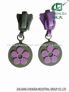 Tùy Chỉnh PVC Bìa Dây Kéo <span class=keywords><strong>Puller</strong></span> Dây Kéo Đầu Có Thể Đảo Ngược Kim Loại Thanh Trượt Với Cao Su <span class=keywords><strong>Puller</strong></span> Cho May Mặc Quần Áo Túi - Product Image 3