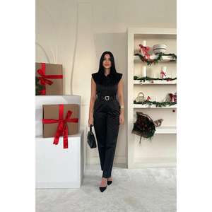 Combinaison d'été noire rembourrée à ceinture et manches courtes en tricot, vente en gros - Product Image 1