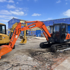 Excavatrice d'occasion Doosan DH55 à bon prix, 5,5 tonnes, petite pelle mécanique en vente, faible nombre d'heures de fonctionnement, homologuée EPA pour le creusement - Product Image 1