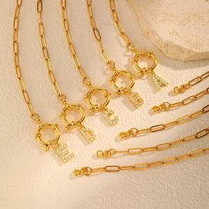 Collana con iniziale personalizzata in acciaio inossidabile placcato <span class=keywords><strong>oro</strong></span> 18 carati per donna, catena a maglia paperclip impermeabile. - Product Image 1