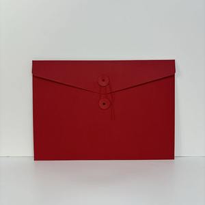 Sobre de Regalo Empresarial de Papel Kraft Negro Reciclado Premium, Pequeño, Cuadrado, con Cierre de Botón - Product Image 6