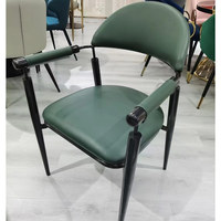 Accoudoir doré Café Boutique Chaise de salle à manger en cuir PU Chaise d'hôtel d'extérieur en métal