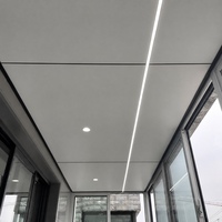 Panneau de plafond suspendu en nid d'abeille en aluminium, haute planéité, résistant au feu, écologique, stable, grande portée pour atrium de centre commercial