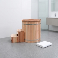 Ensemble compact de bain de glace et de douche pour la récupération sportive avec système de refroidissement et pompe filtrante