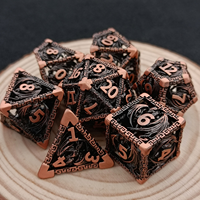 Collier de dés polyédriques Feeron Dragon - Pendentif en métal D&D Dés D4-D20 pour les joueurs de jeux de rôle, les amateurs de fantasy et de science-fiction - Design moderne