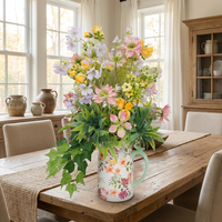 Centre de table floral printanier style Cottage Pastel, arrangement de roses en soie et de clématites avec pichet en céramique à motifs floraux colorés