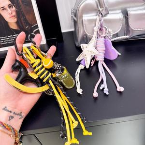 Amor caballo de madera tejido cordón colgante llavero - Product Image 1