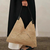 Venta al por mayor de fábrica: Nuevo bolso de rafia tejido a mano, hueco, para vacaciones, playa, grande, triangular, para mujer.