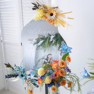 La colorida fila de campos de flores artificiales conduce a un arreglo floral decorativo - Product Image 5