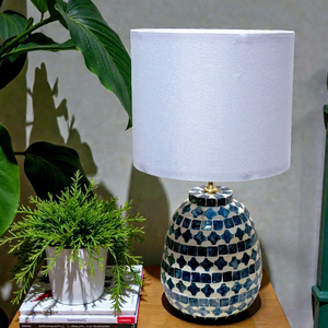 Lampe de table élégante en nacre électrique, faite à la main, incrustée de coquillages, LED à intensité variable, base en bambou, éclairage blanc chaud 3500K pour la décoration - Product Image 1