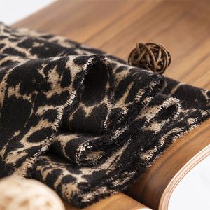Sciarpe e Scialli Tradizionali con Nappe 2026 di Tendenza, <span class=keywords><strong>Elegante</strong></span> Sciarpa Nera con Stampa Leopardata per Donna - Vendita all'Ingrosso - Product Image 6