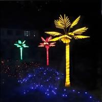 Weihnachts-Halloween-Landschaft dekorative Beleuchtung Warm weißes LED-Licht Straßen park im Freien mit Palmen-und Kokosnuss bäumen