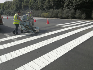 Machine de marquage routier thermoplastique convexe autopropulsée, applicable aux routes urbaines, aux autoroutes, aux routes nationales et aux routes provinciales - Product Image 1