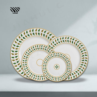 Élégant ensemble d'assiettes en céramique vert-or motifs de feuilles pour un décor de table de mariage rustique de jardin raffiné