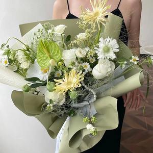 Rouleaux de papier d'emballage pour bouquet de fleurs en <span class=keywords><strong>film</strong></span> mat épaissi en soie 7.5 Papier d'emballage imperméable de couleur unie Papier d'emballage floral - Product Image 4