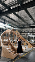 Escalier en colimaçon courbé sur mesure, balustrade en fer forgé faite à la main, marches en bois, fabricant OEM ODM, support de conception CAO