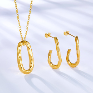 ชุดต่างหูและสร้อยคอสแตนเลสสีทองทรงเรขาคณิตสำหรับผู้หญิง ดีไซน์แบบกลวงไม่สมมาตร เครื่องประดับแฟชั่น - Product Image 1