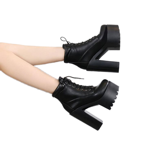 Bottines à talons hauts à plateforme à double couche à bout carré en matériau brillant breveté avec empeigne en PU et semelle extérieure en PVC - Product Image 1