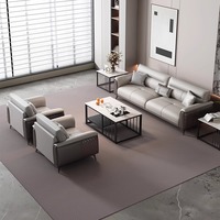 Ensemble de canapés trois places en cuir, style moderne et luxueux, avec structure en bois ; canapés commerciaux pour bureaux, hôtels et salons