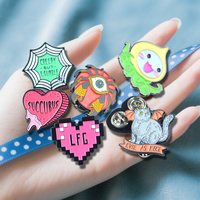 Fabricant en gros de pins en émail personnalisés, pins de revers en métal, broches et badges anime dorés, pins en émail souple ou dur avec logo personnalisé
