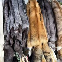 Peaux de renard roux entières 100 % naturelles, fourrure de renard blanc en peluche à vendre, peaux de renard argenté de haute qualité pour l'artisanat DIY