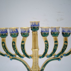 Candelieri per Shabbat in Tono Oro - Lega Metallica di Lusso - Regali Personalizzati Design Gerusalemme - Candelieri in Lega Metallica Incisi - OEM - Product Image 6