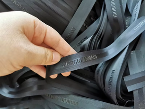 Fabricante de Cintas Lude, <span class=keywords><strong>Cinta</strong></span> de Satén Reciclado Sólida con Logotipo de Marca Personalizado, Impresión en Lámina <span class=keywords><strong>Negra</strong></span> 3D, para Envolver Regalos - Product Image 2