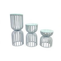 Ensemble de 3 tables d'appoint blanches en forme de vase creux avec plateau en verre trempé, table de présentation de gâteau de mariage pour événements et banquets