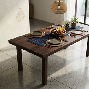 Una mesa de comedor de madera maciza de estilo rústico con borde natural y patas rectas y robustas, la elección perfecta para cualquier comedor. - Product Image 3