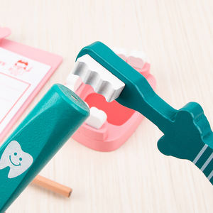 Giocattolo Medico in Legno per Bambini, Kit Medico e Dentistico Rosso con Borsa in Tessuto, Giochi di Ruolo per Bambini - Product Image 5
