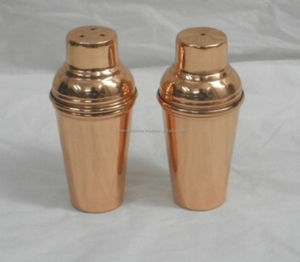 Salière et poivrière en métal au design antique de couleur argent, parfaite pour le rangement élégant de la vaisselle et des ustensiles de cuisine - Product Image 5