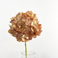 Arrangements floraux de rose et d'hortensia en soie marron d'automne pour décorations de scène de mariage et décor de salon