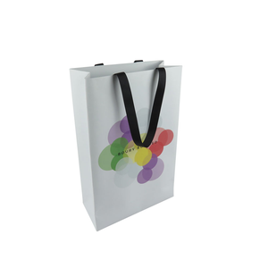 Bolsas de Papel de Lujo Impresas Personalizadas con Estampado Dorado, Asas Planas, Bolsa de Compras de Papel Artístico para Negocios - Product Image 4