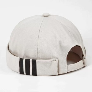 売れ筋新作 カスタム ブリムレス ベースボールキャップ メタルロゴ入り サイド ヒップホップスタイル バイザーなし 卸売 - Product Image 4