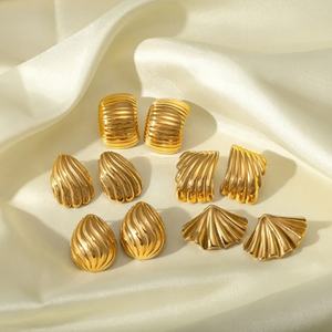 เครื่องประดับแฟชั่นกันน้ำ ชุบทอง 18K PVD ขายส่งแบบคละแบบ ต่างหูสแตนเลสรูปหัวใจ ผีเสื้อ ดอกไม้ ขนาดใหญ่ สำหรับผู้หญิง - Product Image 2